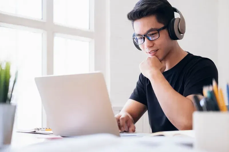Czy szkoła językowa online jest tak samo skuteczna jak stacjonarna?