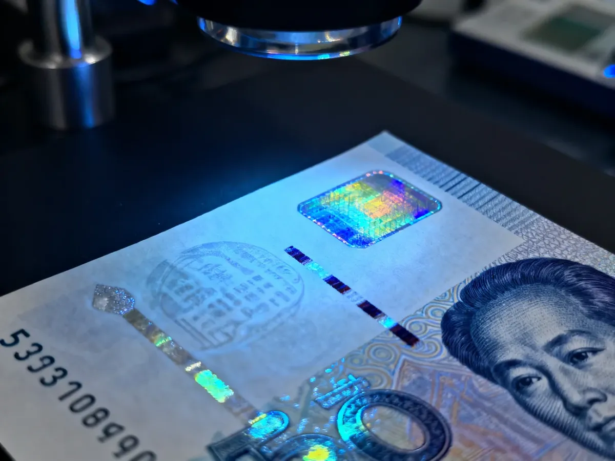 Różne zabezpieczenia banknotu oglądane podczas kontroli autentyczności