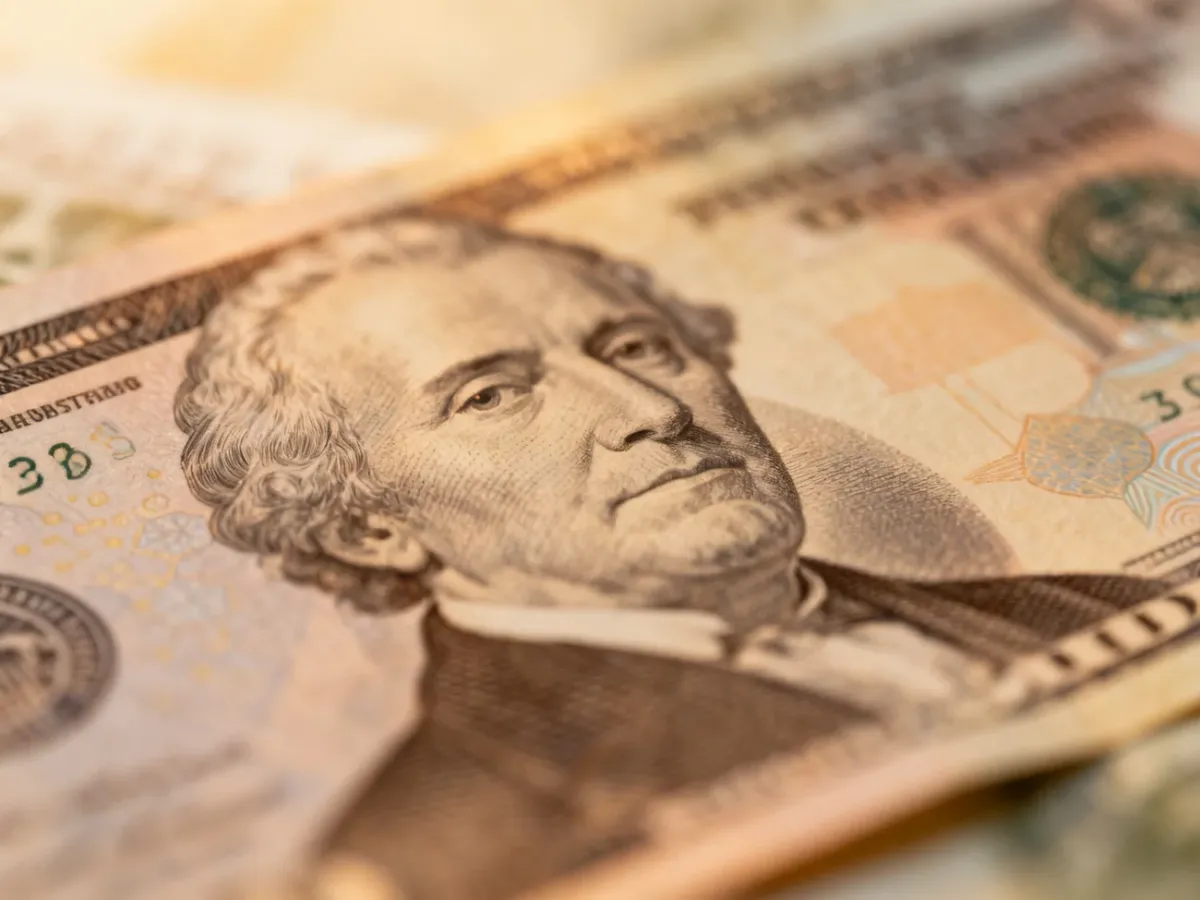Banknot z portretem postaci historycznej i symbolami państwowymi